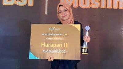 Hana Abelia Putri saat menerima piagam penghargaan