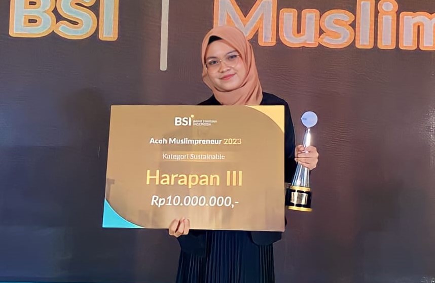 Mahasiswa USK Raih Juara III Bintang Wirausaha Indonesia Kategori Sustainable 1 Hana Abelia Putri saat menerima piagam penghargaan