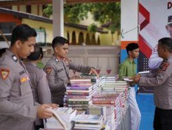 Peduli Budaya Literasi, Polda Aceh Distribusi Buku dan Kitab di Dayah Babul Magfirah