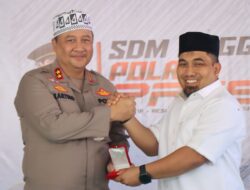 Kapolda Aceh Salurkan Buku dan Kitab di Dayah Oemar Diyan