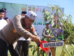 Lestarikan Negeri, Kapolda Aceh Tanam Pohon Frutikultur di Dayah Oemar Diyan