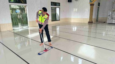 Personel Sat Samapta Polres Aceh Tamiang Gotong Royong Bersihkan Mesjid Al-Ikhlas