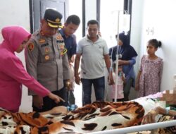 Kapolres Simeulue dan Ketua Bhayangkari Serahkan Kursi Roda Kepada Warga Terkena Stroke