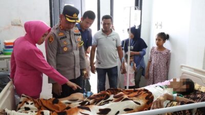 Kapolres Simeulue dan Ketua Bhayangkari Serahkan Kursi Roda Kepada Warga Terkena Stroke