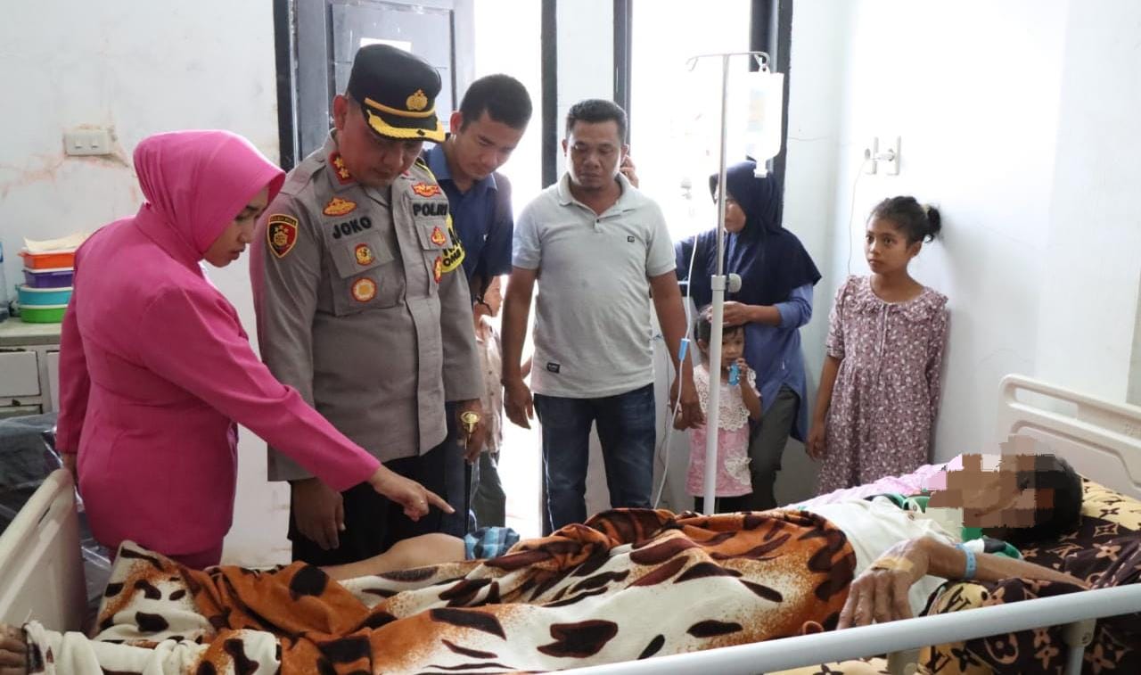 Kapolres Simeulue dan Ketua Bhayangkari Serahkan Kursi Roda Kepada Warga Terkena Stroke 1 kapolres-simeulue-dan-ketua-bhayangkati-cababg-simeulue