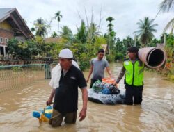 Matangkuli Dilanda Banjir, Polres Aceh Utara Bantu Evakuasi