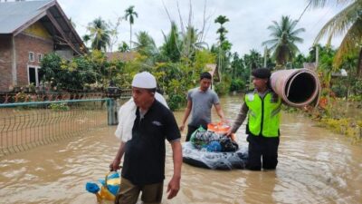 Matangkuli Dilanda Banjir, Polres Aceh Utara Bantu Evakuasi