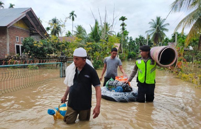 Matangkuli Dilanda Banjir, Polres Aceh Utara Bantu Evakuasi