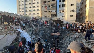 Warga Palestina berkumpul di lokasi serangan Israel