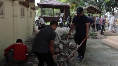Jelang PKA 8, ASN Pemkab Aceh Besar Gelar Pungut Sampah di Anjungan Abes