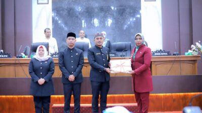 pj-bupati-nagan-raya-penyerahan-raqan-dprk