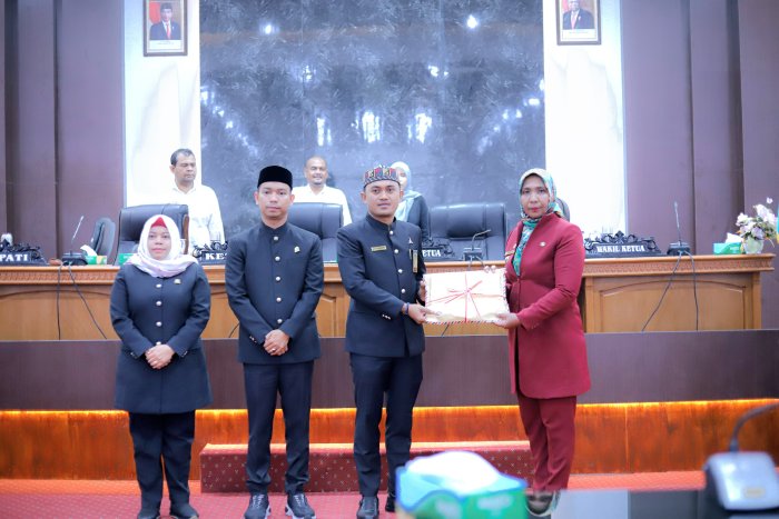 Gelar Paripurna, Fitriany Farhas Sampaikan Raqan ke DPRK Nagan Raya 1 pj-bupati-nagan-raya-penyerahan-raqan-dprk