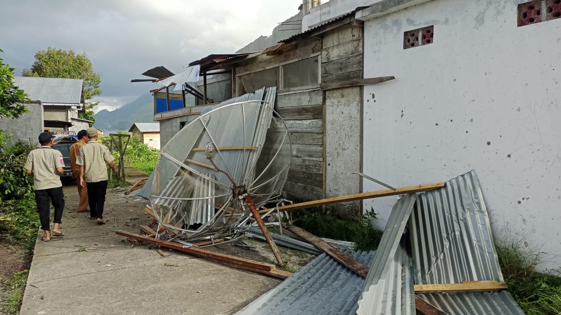 rumah-warga-yang-rusak-diterjang-puting-beliung-di-aceh-tengah