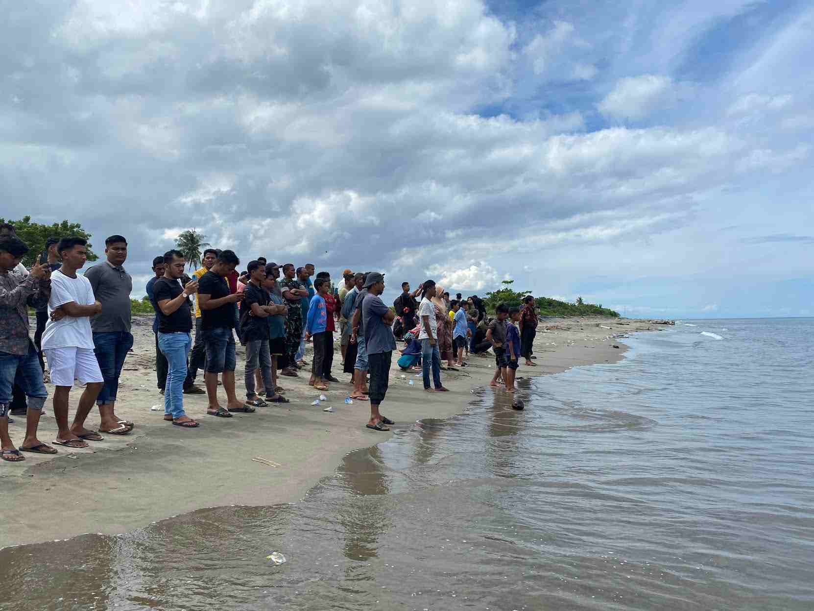 warga-bireuen-saksikan-imigran-rohingya