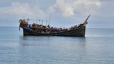 warga-bireuen-tolak-kedatangan-kapal-rohingya