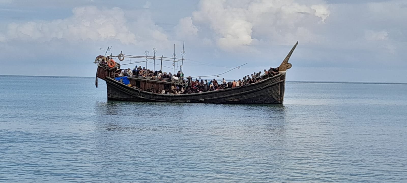 warga-bireuen-tolak-kedatangan-kapal-rohingya