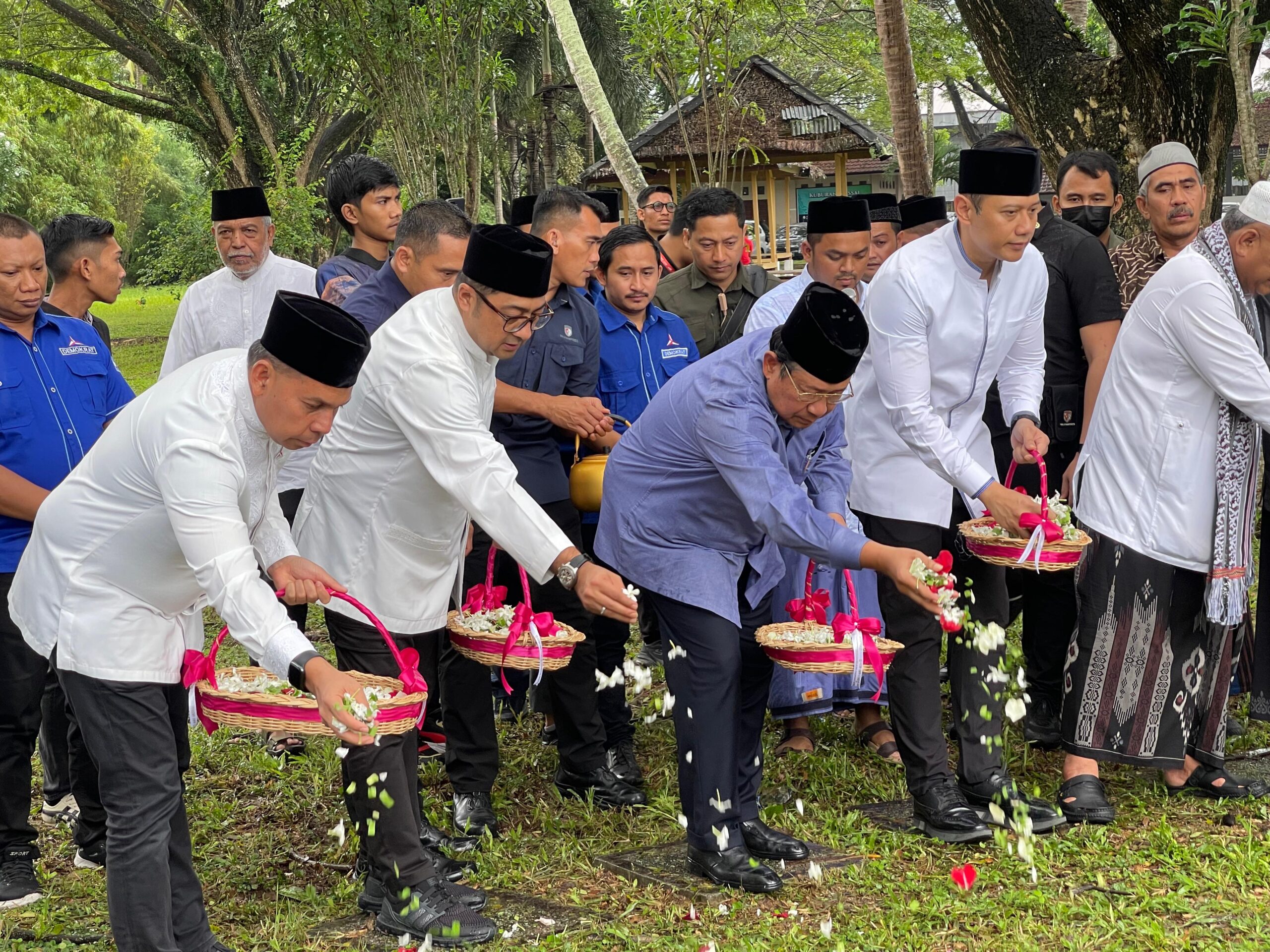 Ziarah ke Kuburan Massal Tsunami, SBY Teteskan Air Mata Kenang Korban 1 sby-saat-ziarah-ke-kuburan-massal-tsunami-aceh