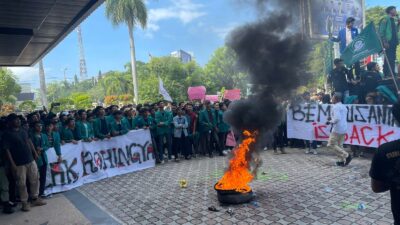 ratusan-mahasiswa-demo-di-depan-dpra