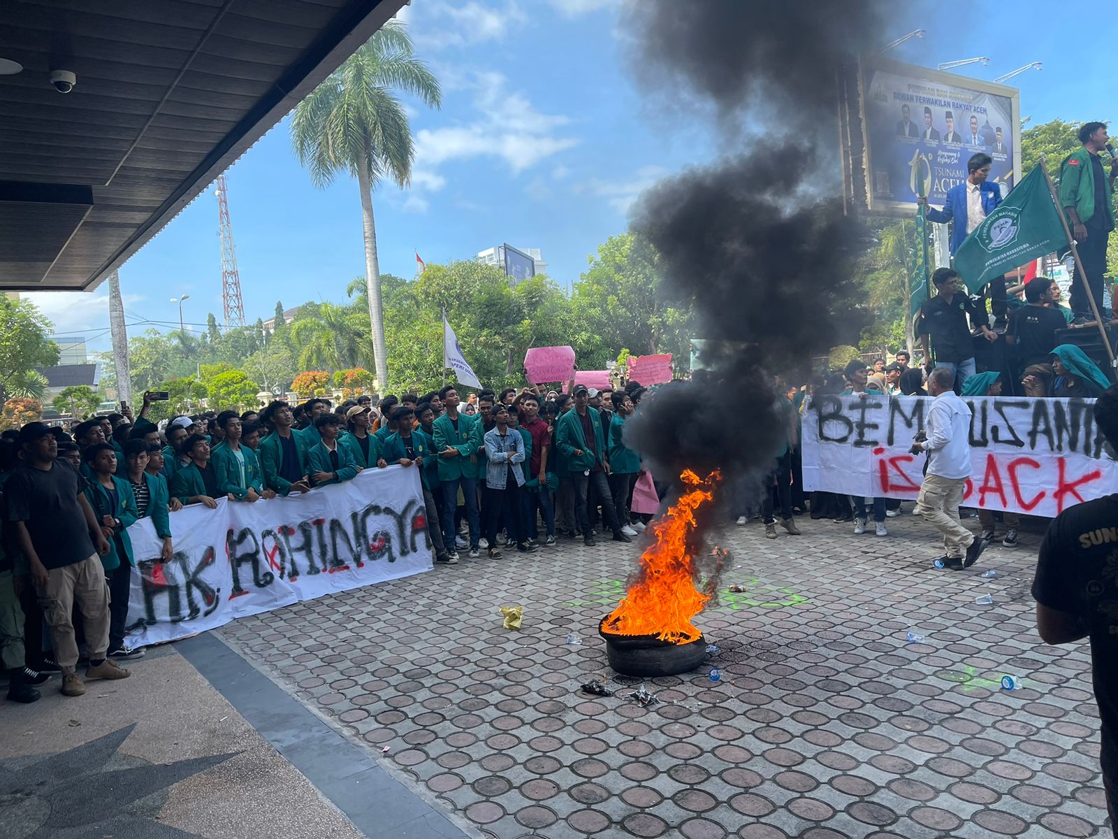 Ratusan Mahasiswa Demo Tolak Rohingya di Kantor DPRA 1 ratusan-mahasiswa-demo-di-depan-dpra