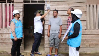Sembilan Keluarga Kurang Mampu di Pidie Jaya Terima Bantuan Listrik Gratis