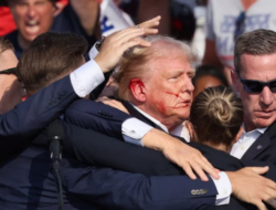 Trump Berdarah Usai Ditembak saat Kampanye