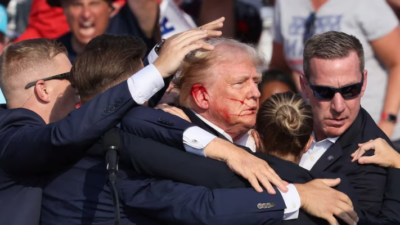 Trump Berdarah Usai Ditembak saat Kampanye