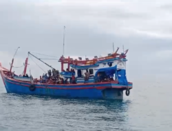 Kapal Diduga Pengangkut Etnis Rohingya Terombang-ambing di Perairan Aceh Selatan