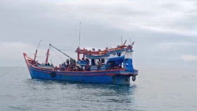 Kapal Diduga Pengangkut Etnis Rohingya Terombang-ambing di Perairan Aceh Selatan