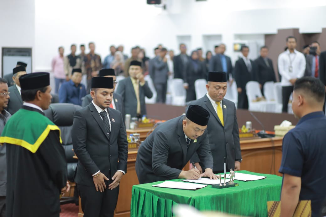Afzalul Zikri Dilantik Jadi Pimpinan DPRK Nagan Raya 1 20241029 whatsapp image 2024 10 29 at 18 26 13