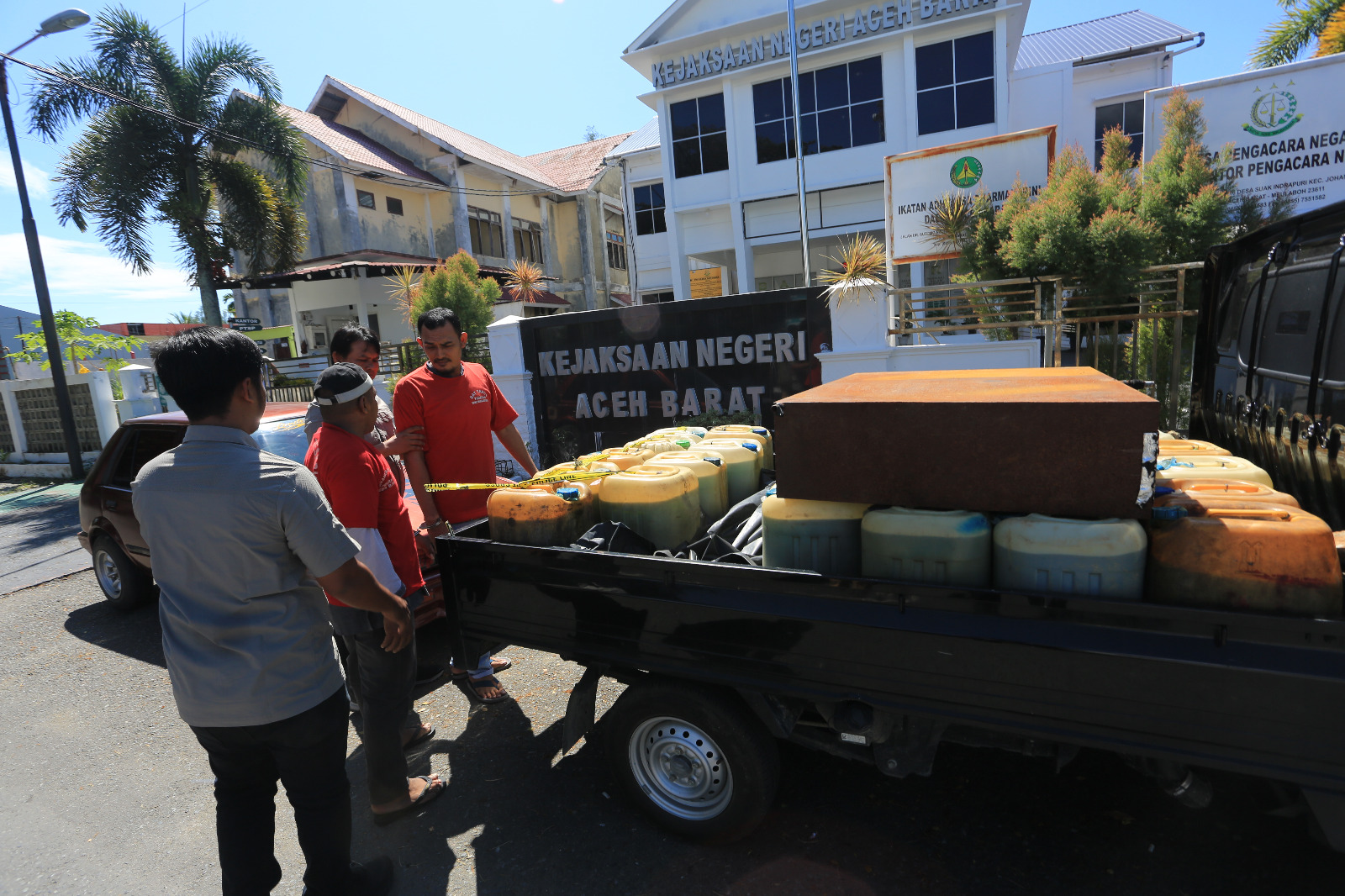 20250103 dua tersangka penimbun bahan bakar minyak bbm