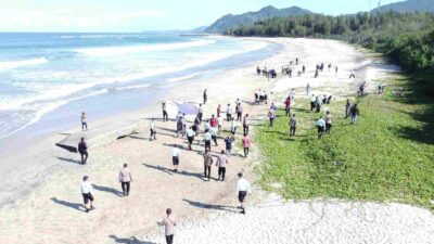 Ditpamobvit Polda Aceh Gelar Minggu Bersih di Pantai Lhoknga Aceh Besar