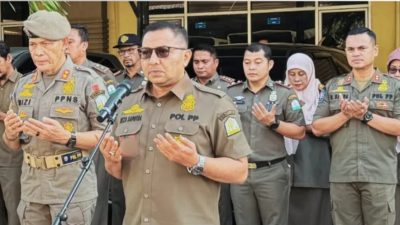 Kepala Satpol PP dan WH Aceh, Reza Saputra, S.STP., M.Si memimpin apel perdana di halaman kantor Satpol PP dan WH Aceh setempat, Senin (2/3/2026). / Foto: Instagram @berita.humaspolppwh.aceh.