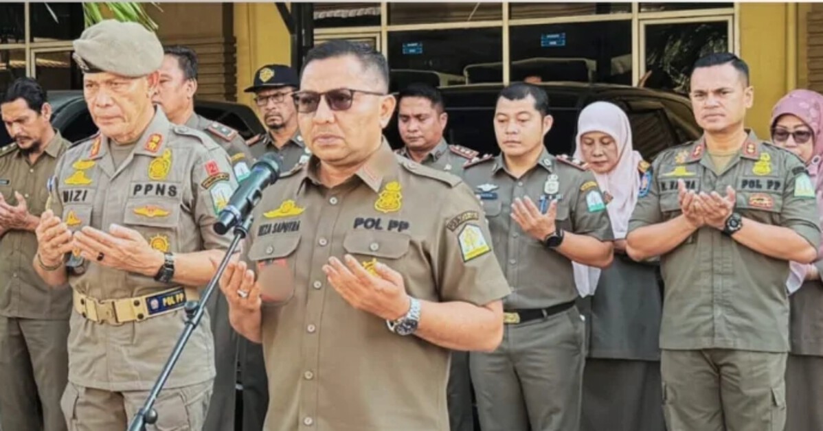 Kepala Satpol PP dan WH Aceh, Reza Saputra, S.STP., M.Si memimpin apel perdana di halaman kantor Satpol PP dan WH Aceh setempat, Senin (2/3/2026). / Foto: Instagram @berita.humaspolppwh.aceh.