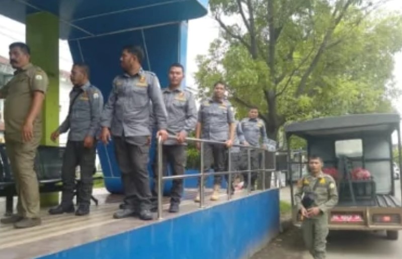 Personel Satgas Linmas Satpol PP dan WH Aceh melaksanakan patroli pemantauan serta deteksi dini potensi bencana dan gangguan trantibmas, di Halte Mesjid Raya Baiturrahman, Banda Aceh, Sabtu (14/2/2026).