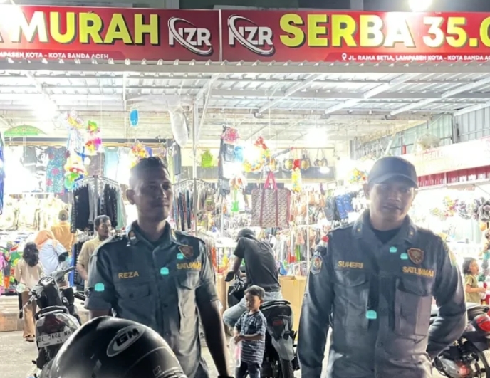 Satgas Linmas SatPol PP dan WH Aceh melaksanakan patroli pemantauan kesiagaan dan perlindungan masyarakat selama bulan Ramadhan di sejumlah pusat keramaian di Kota Banda Aceh, Kamis (12/3/2026) malam. (Foto: Humas)