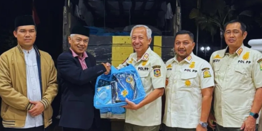 Kasatpol PP dan WH Aceh, Reza Saputra, mendampingi Direktur Pol PP Kemendagri menyalurkan bantuan Presiden kepada masyarakat Bener Meriah, Jumat (13/3/2026). (Foto: Humas)