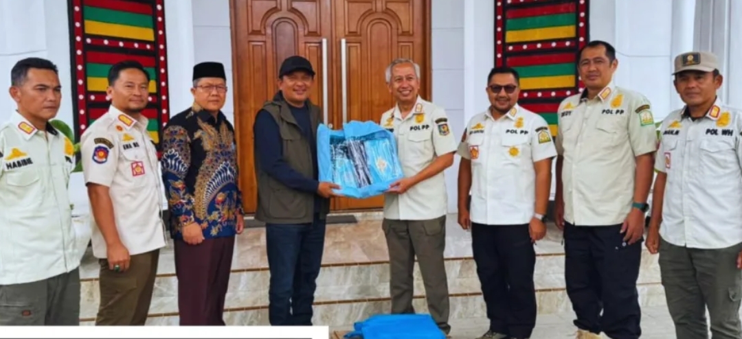Didampingi Kasatpol PP dan WH Aceh, Direktur Pol PP dan Linmas Kemendagri Serahkan Bantuan Presiden di Aceh Tenggara dan Gayo Lues di Pendopo Bupati Setempat, Jumat (13/3/2026). (Foto: Humas)