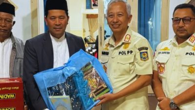 Direktur Pol PP Kemendagri, Sri Handoko Taruna, didampingi Kasatpol PP dan WH Aceh, Reza Saputra menyerahkan bantuan Presiden Prabowo untuk masyarakat di Kabupaten Aceh Tengah yang diterima langsung oleh Bupati Haili Yoga di Pendopo setempat, Jumat (13/3/2026), (Foto: Humas)