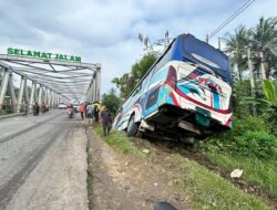 Diduga Mengantuk, Bus Kurnia Nyaris Terbalik di Aceh Utara
