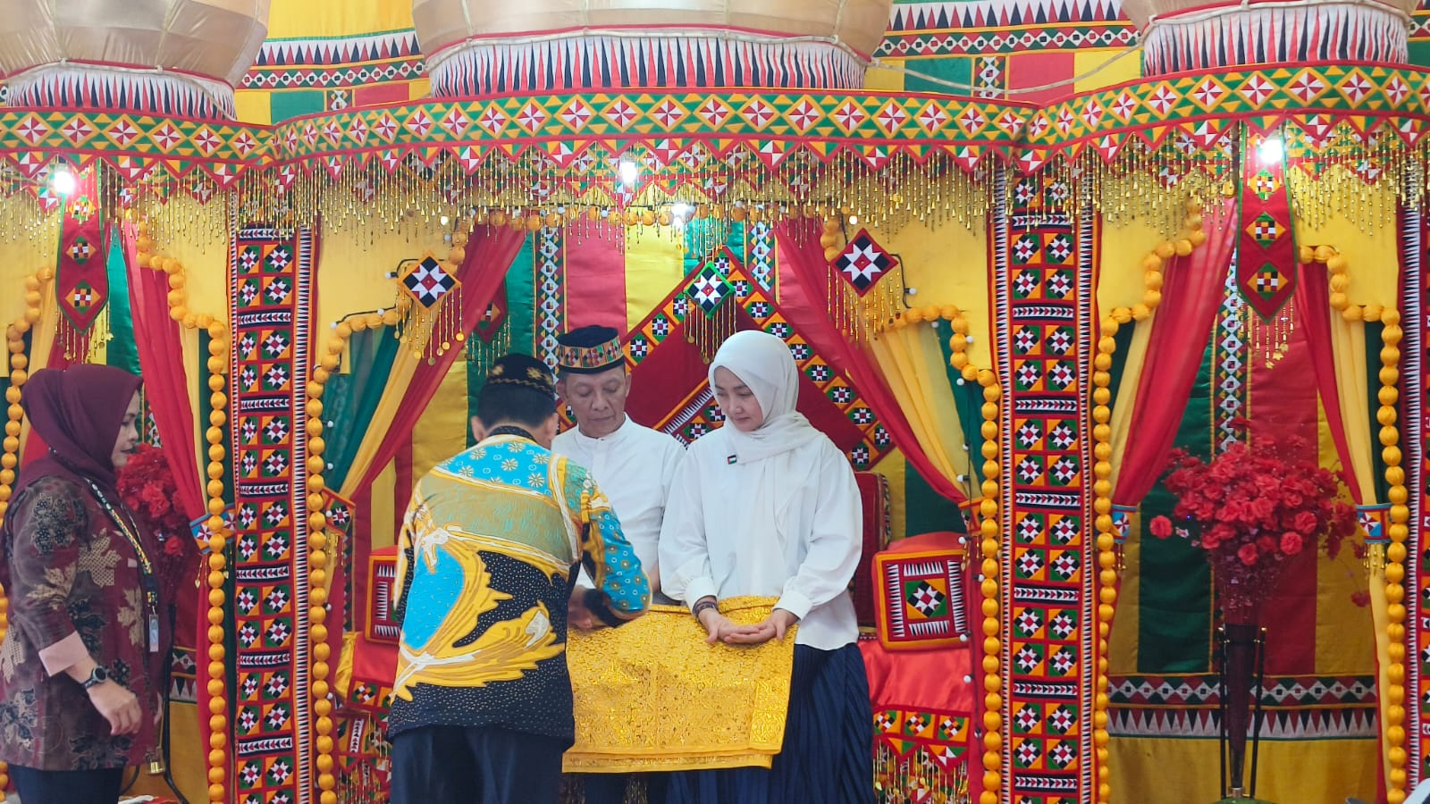 pj-bupati-simeulue-peusijuk-pj-gubernur-aceh