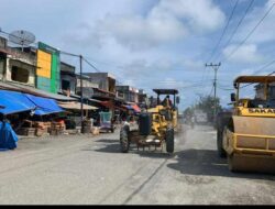 PUPR Aceh Barat Aspal Jalan Pasar Bina Usaha Meulaboh