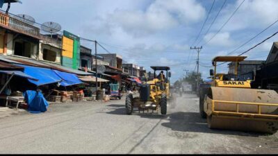 PUPR Aceh Barat Aspal Jalan Pasar Bina Usaha Meulaboh