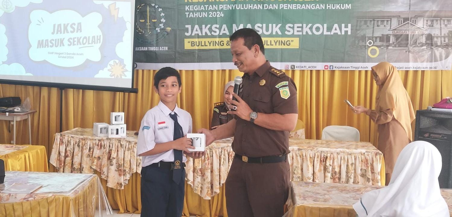 Jaksa Masuk Sekolah Kejati Aceh Sosialisasi Hukum dan Penekanan Perilaku Bully dan Cyber Bullying di SMP 3 Banda Aceh 1 jaksa-masuk-sekolah