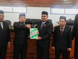 Penjabat Bupati Aceh Besar Sampaikan Raqan Pertanggungjawaban APBK 2023 ke DPRK