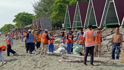 Sambut PON XXI dan HUT ke-79 RI, Aceh Besar Bersihkan Kawasan Wisata Pantai