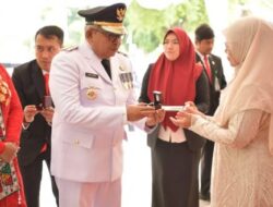 Pj Gubernur Aceh Serahkan Cenderamata untuk Keluarga Pahlawan