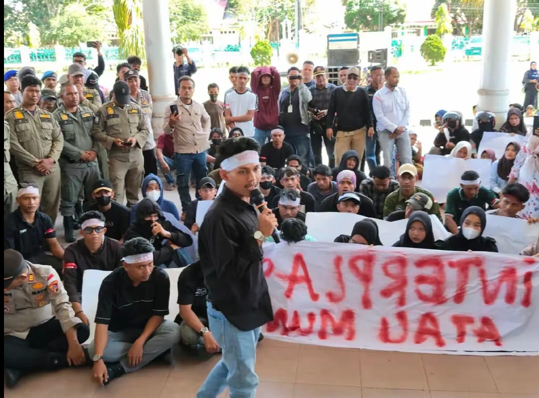 M.Yunus Koordinator SOMPAS saat orasi di kantor Bupati Aceh Singkil. Foto: (ist)