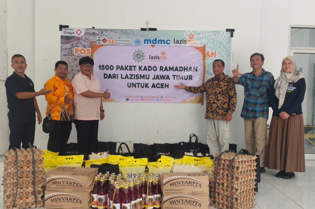 Penyerahan bantuaan dari secara simbolis oleh Wakil Ketua PWM Jatim, Tamhid, dan diterima Sekretaris PWM Aceh, Ichwanul Fitri.Nst.,S.Ag.,M.Kes didamping Ketua Lazismu Aceh dan tim Poskorwil di Gedung Dakwah Muhammadiyah Aceh, Jl.KH.Ahmad Dahlan No 7 Merduati, Kota Banda Aceh pada Senin (16/2/2026). Foto: Ist