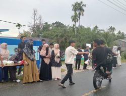 Guru dan Siswa SMAN 3 Simeulue Tengah Bagikan Takjil ke-Masyarakat