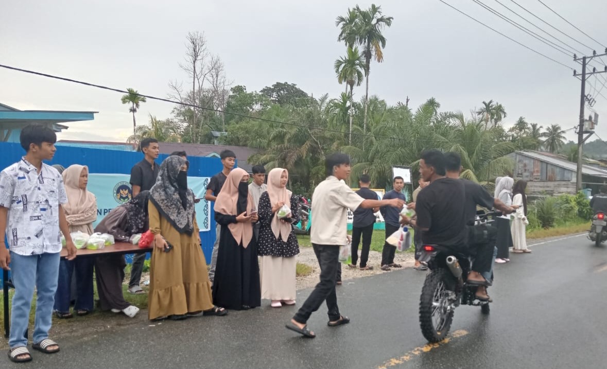 Siswa dan Dewan Guru SMA Negeri 3 Simeulue Tengah saat berbagi takjil ke-masayarakat di Bulan Ramdhan, Sabtu (14/3). Situasi.co.id, Foto: (ist)